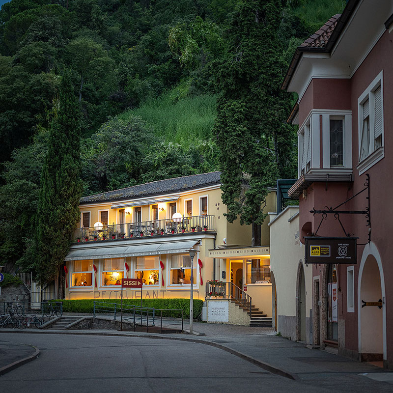 Exterior of Restaurant Sissi in the evening